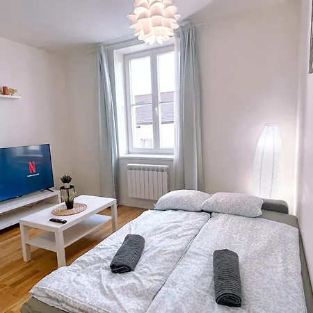 By National Museum&wenceslas Square Appartement